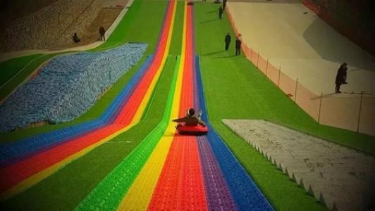 七彩坡旱雪滑道講述滑草的新玩法？